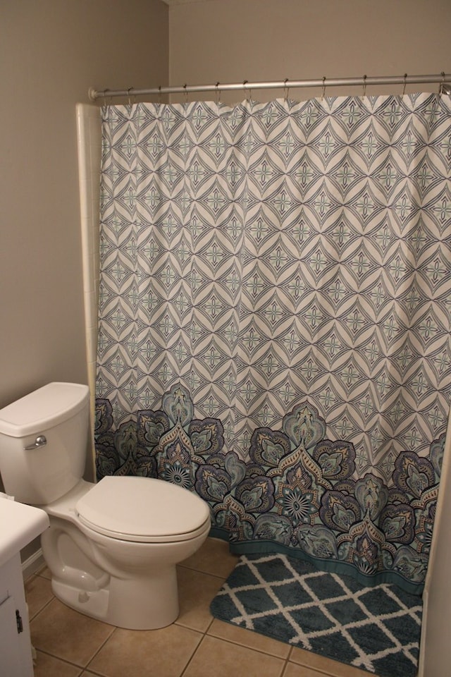 101F Country Club Dr, Americus, GA 31709 - full bath featuring toilet, tile patterned floors, and a shower with curtain