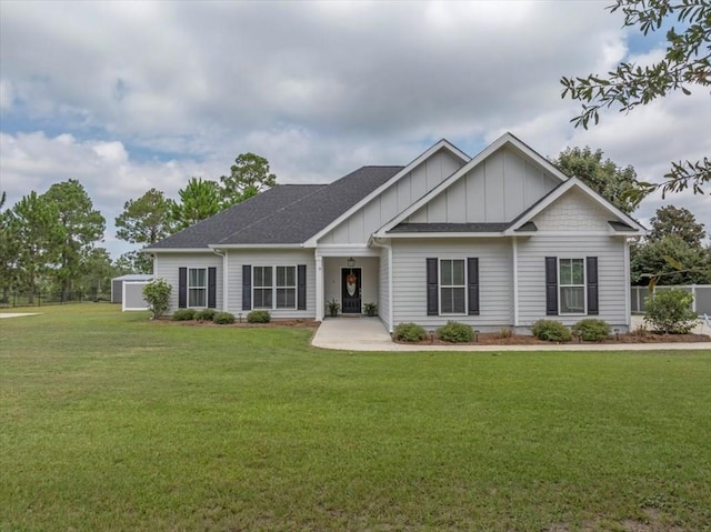 craftsman-style house featuring a front yard