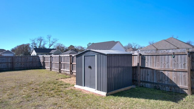 view of yard with a storage unit