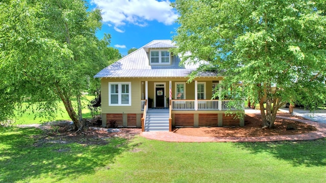 view of front facade featuring a porch and a front lawn