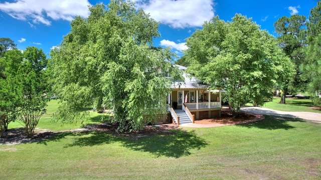 view of front facade featuring covered porch and a front yard