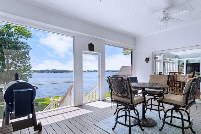 sunroom / solarium featuring ceiling fan