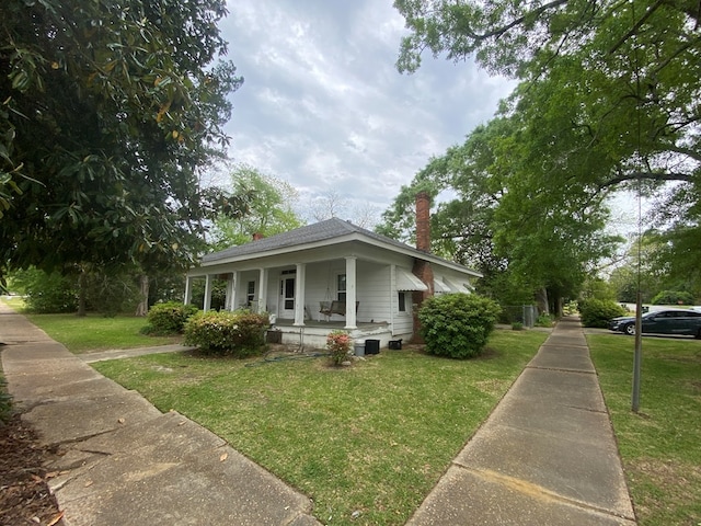 view of front facade with covered porch and a front lawn