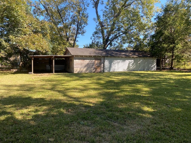 view of yard with an outbuilding