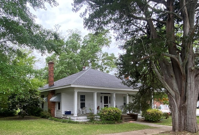 view of front facade with a porch and a front lawn