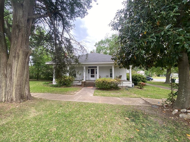 view of front of property featuring a front yard and a porch