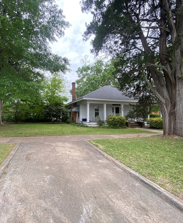 view of front facade featuring a front yard and a porch