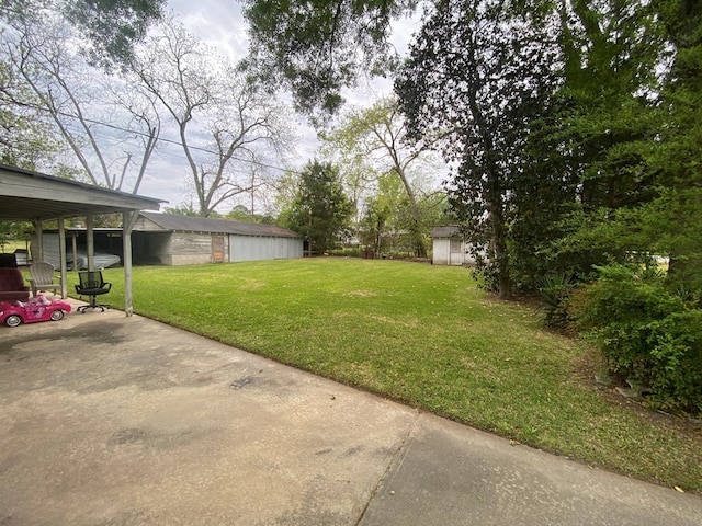 view of yard featuring an outbuilding