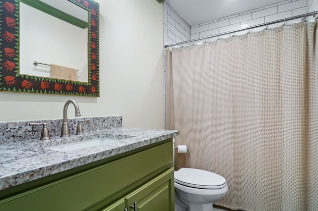 bathroom featuring a shower with shower curtain, vanity, and toilet