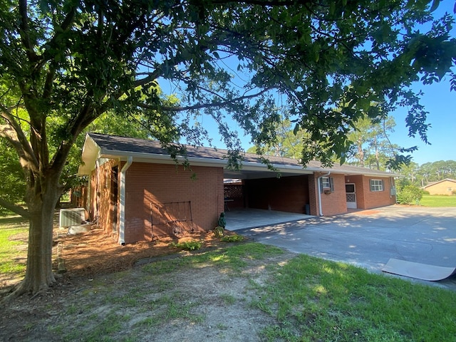 view of front facade featuring a carport