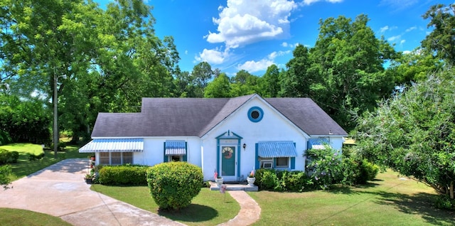 view of front of house with a front yard