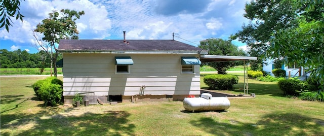 view of side of property featuring a yard