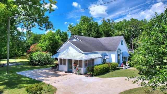 view of front of home with a front lawn