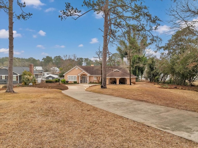 view of front of property featuring a front yard