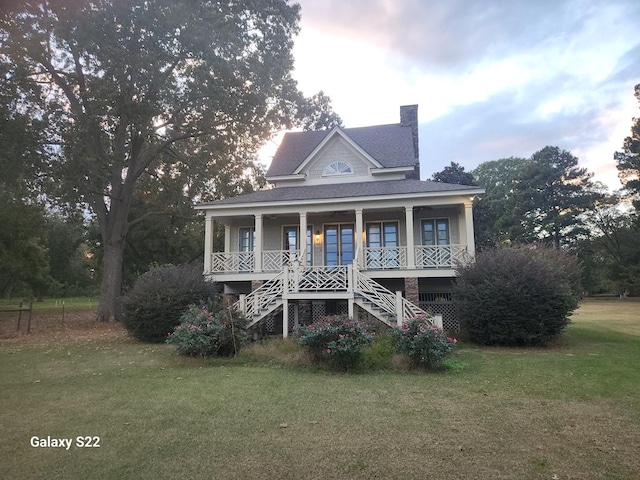 view of front facade featuring a porch and a front yard