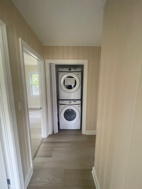 510 E 25th Ave, Cordele, GA 31015 - hallway featuring estacked washer and dryer, wood finished floors, and baseboards