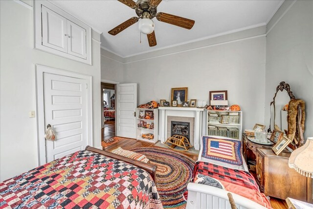 bedroom featuring ceiling fan and crown molding