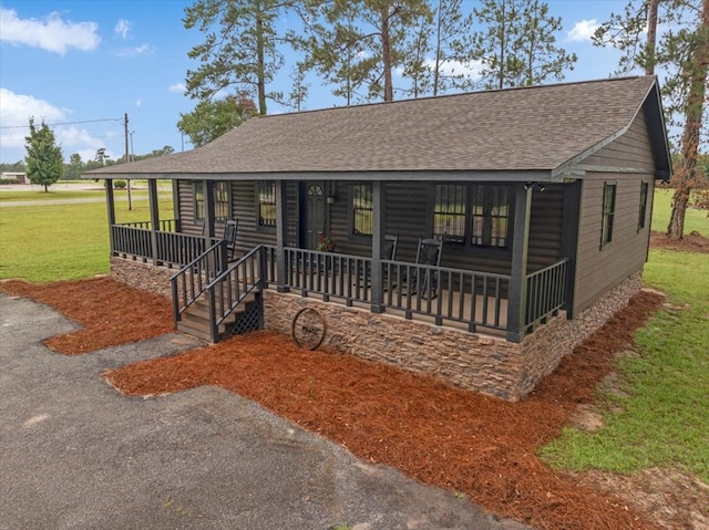 view of front of property featuring a porch and a front yard