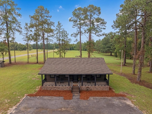 view of front facade featuring covered porch and a front yard