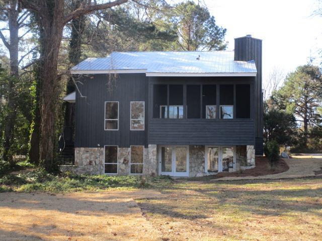 view of front of house featuring a front lawn