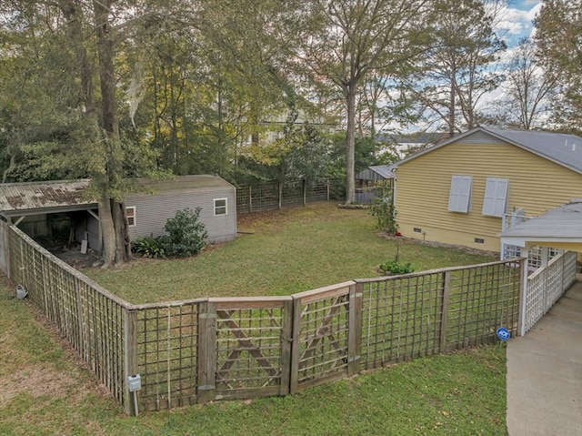 view of yard featuring an outbuilding