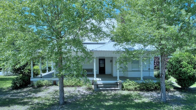 view of front of house with covered porch and a front lawn