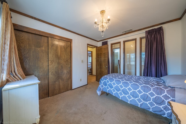 carpeted bedroom featuring an inviting chandelier, crown molding, and a closet