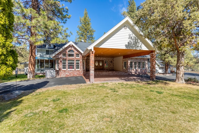 view of front of house featuring a front yard