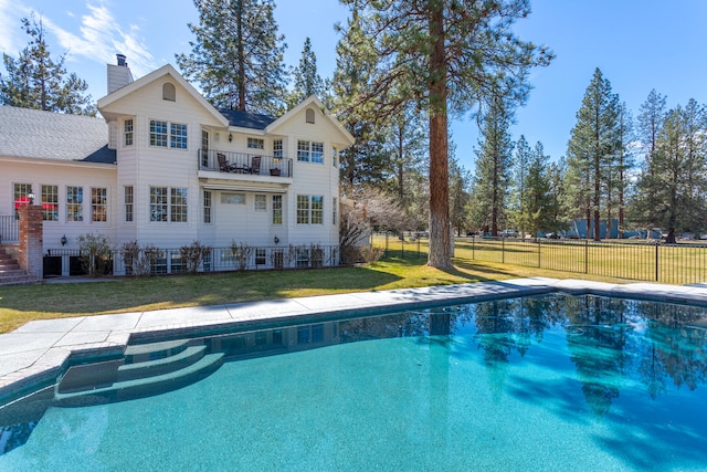 view of swimming pool with a lawn