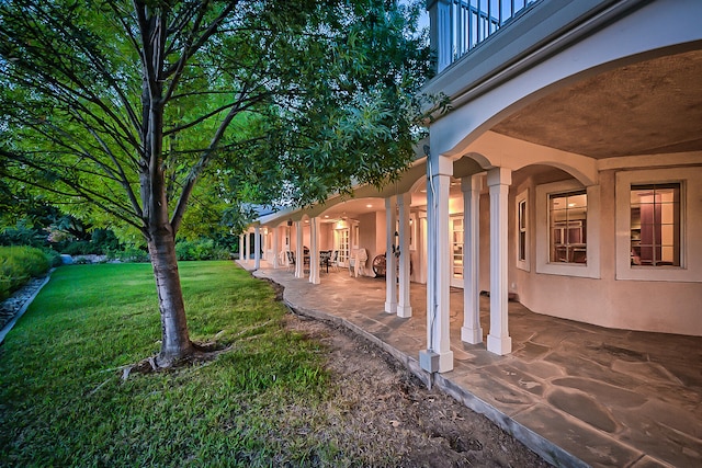 view of yard with a patio