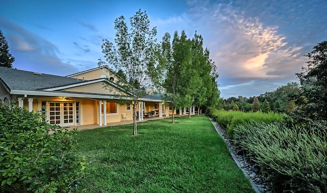 view of yard at dusk