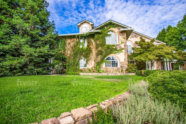 view of front of property with a front yard