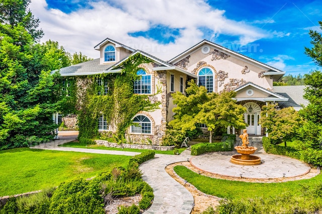 view of front of house featuring a front lawn