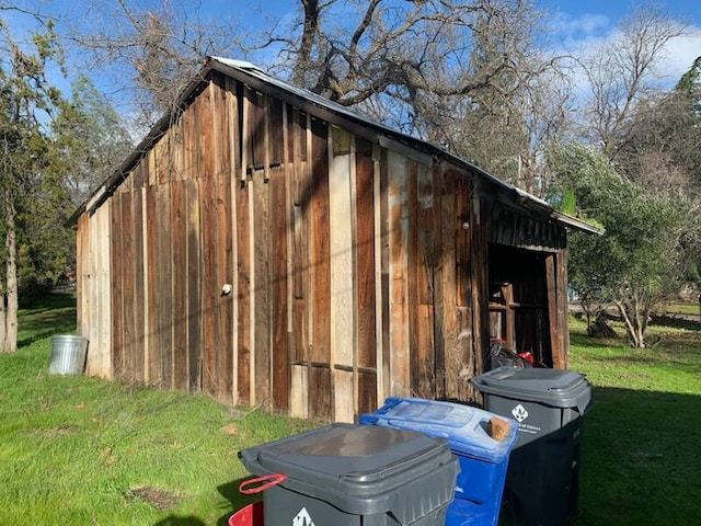 view of shed / structure with a yard