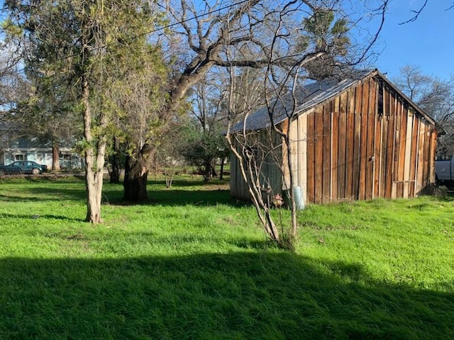 view of yard featuring an outdoor structure