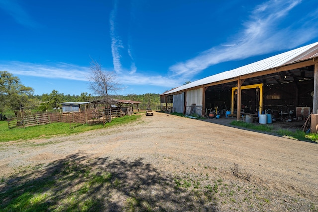 view of yard with an outdoor structure