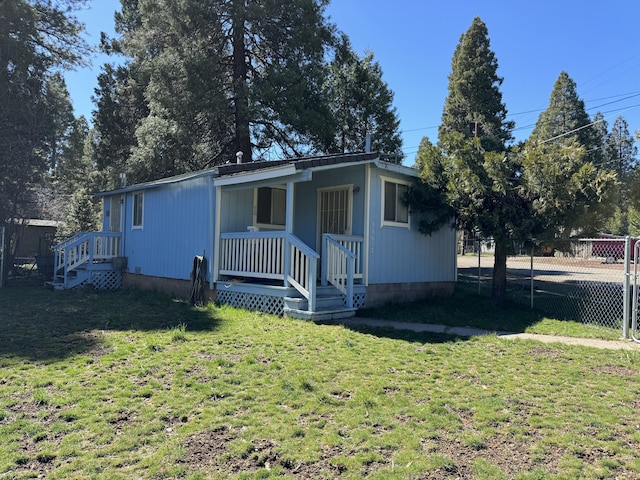 view of front of property with a front lawn