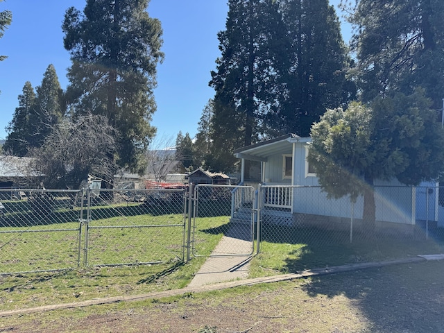 view of front facade featuring a front lawn