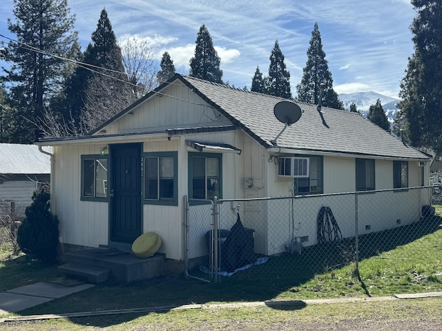 view of front of property with a front lawn