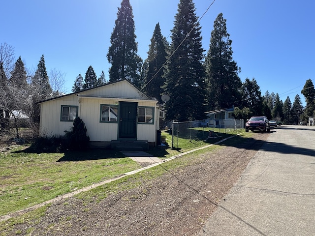 view of front of property featuring a front yard