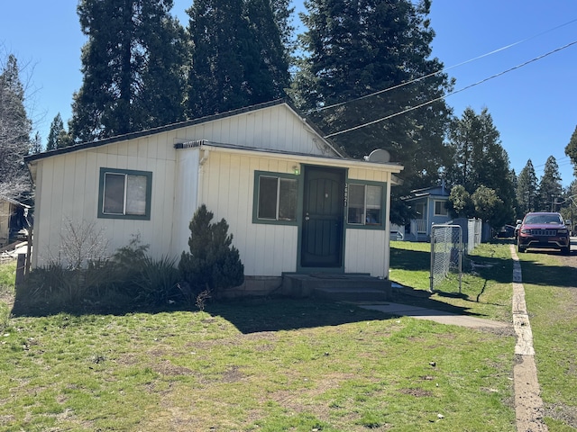 view of front of house with a front lawn