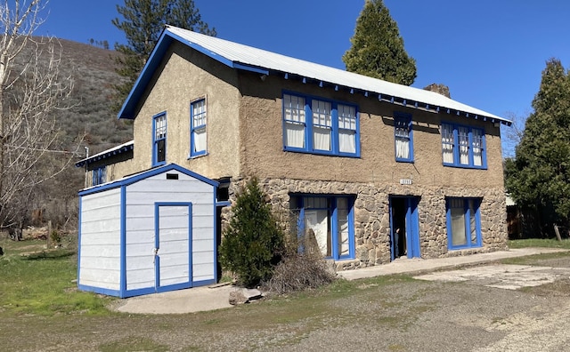 view of front facade featuring a shed