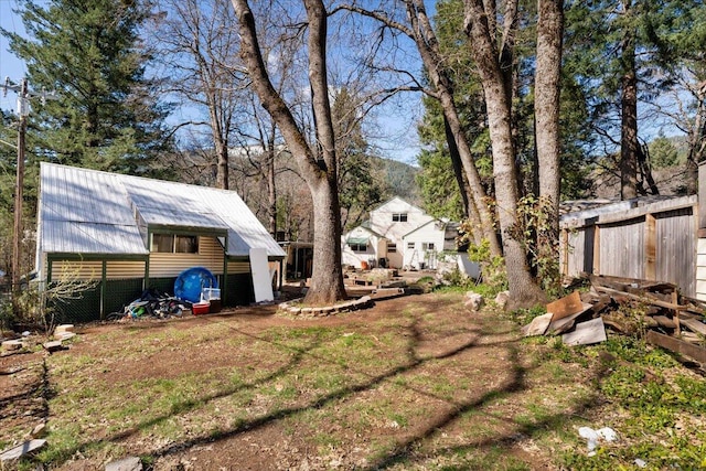 view of yard with an outdoor structure