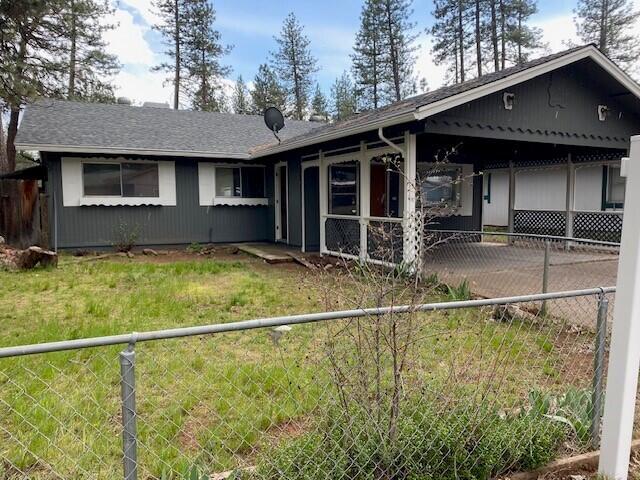 ranch-style home with a front yard