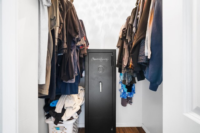 walk in closet with dark hardwood / wood-style flooring