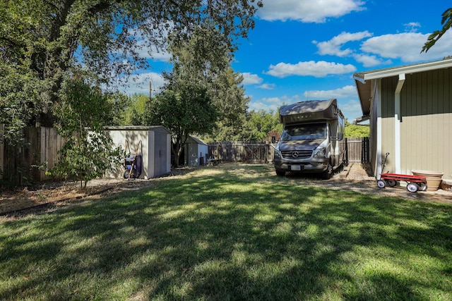 view of yard featuring a storage unit