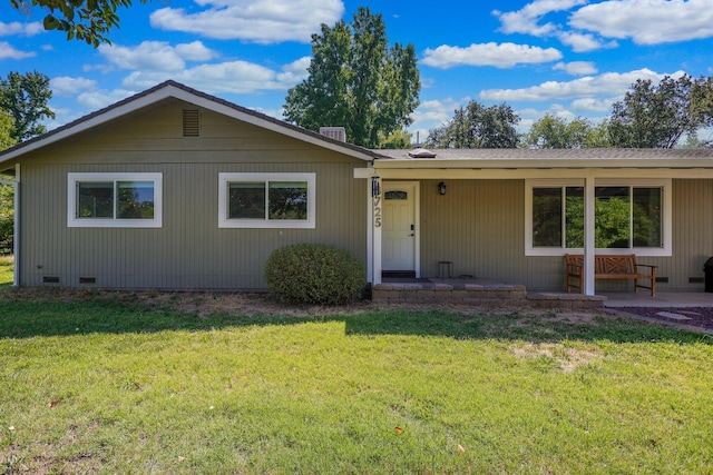 single story home featuring a front yard