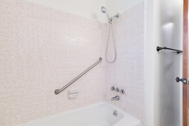 bathroom featuring tiled shower / bath combo