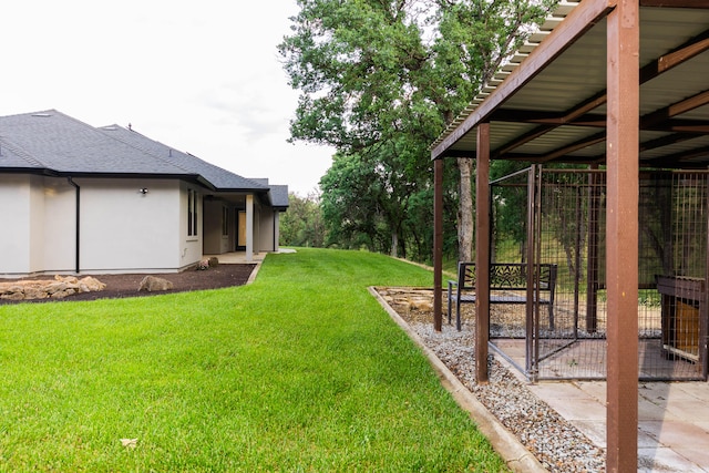 view of yard with an outdoor structure