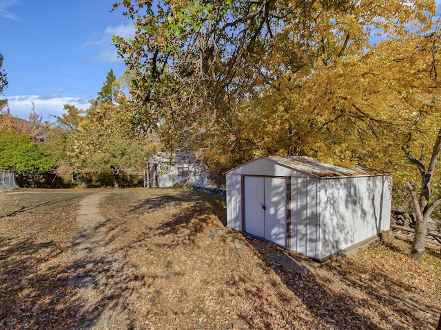 view of yard featuring a shed